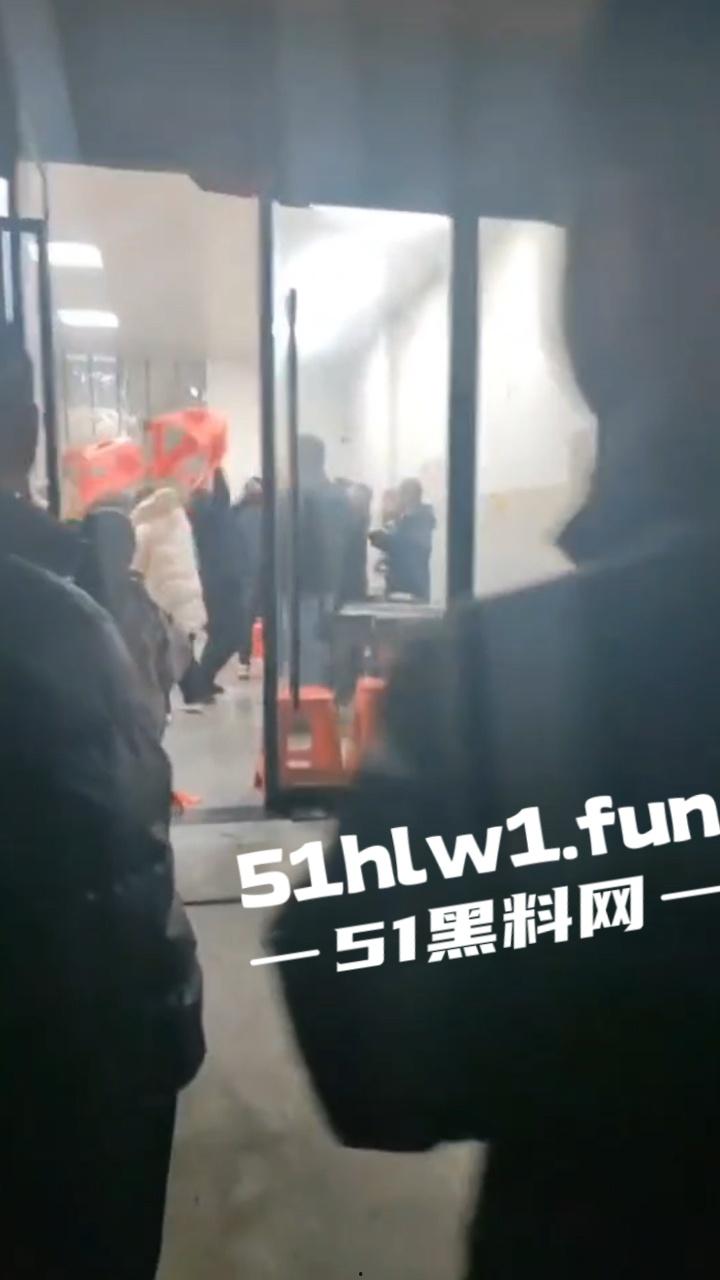 臭棋篓子太没牌品!男子打麻将被自摸胡牌 记恨对家没有碰 愤而打砸麻将馆!-2