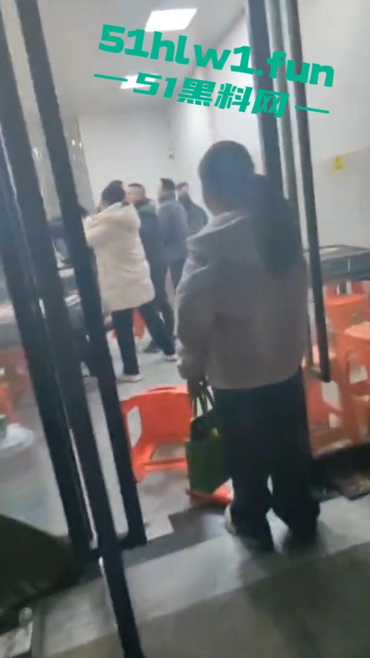 臭棋篓子太没牌品!男子打麻将被自摸胡牌 记恨对家没有碰 愤而打砸麻将馆!-4