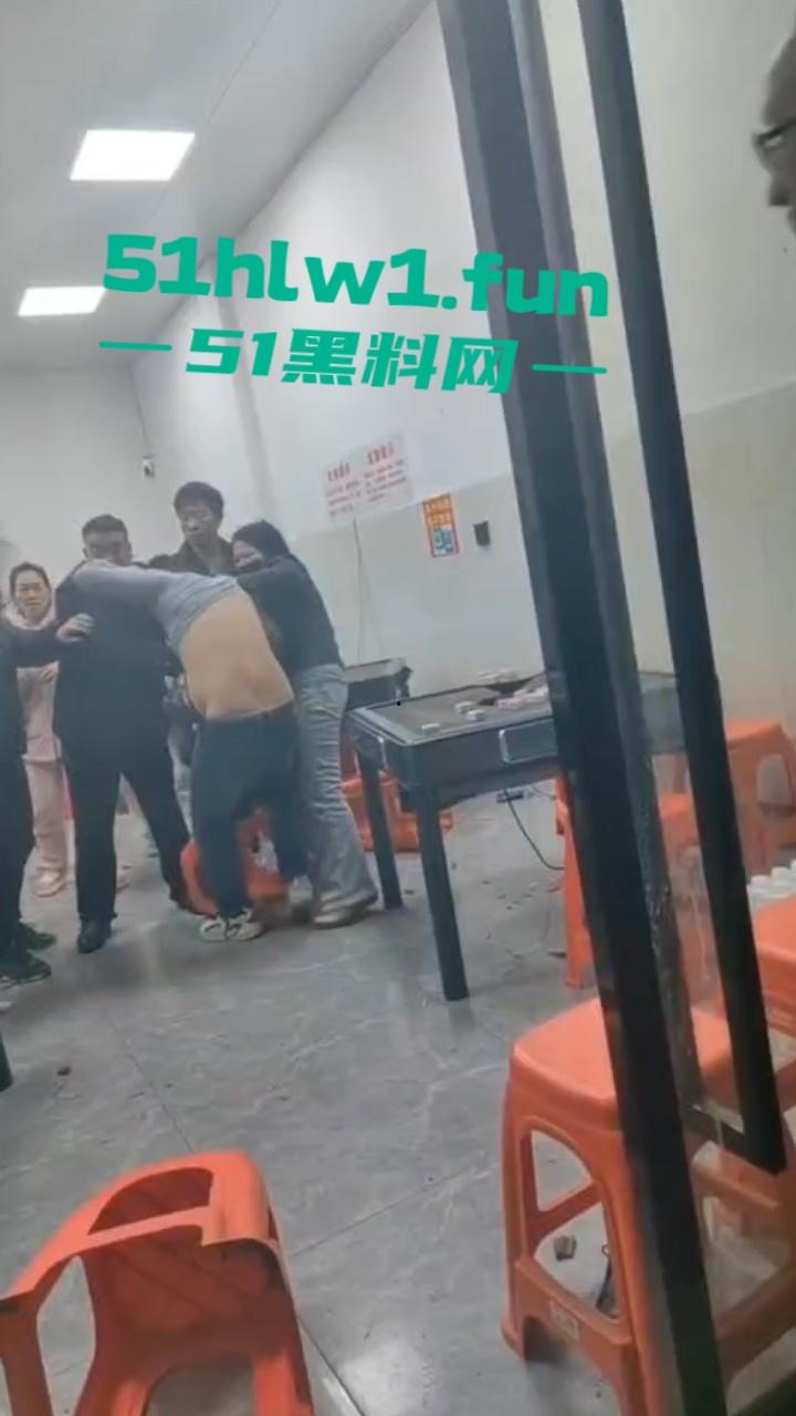 臭棋篓子太没牌品!男子打麻将被自摸胡牌 记恨对家没有碰 愤而打砸麻将馆!-5
