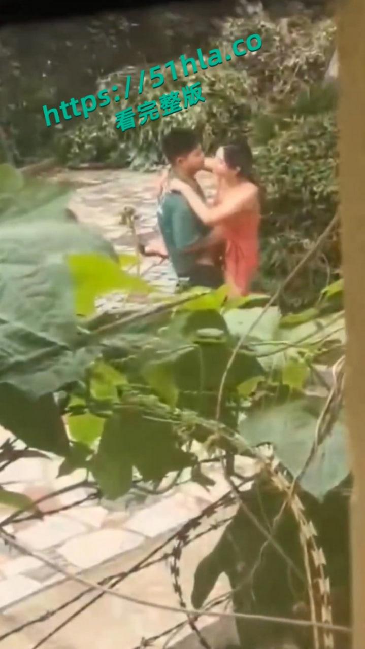 年轻男女户外打野激情,抠逼口交火辣开场,无套抽插狂操野外激情挑逗感官!-5