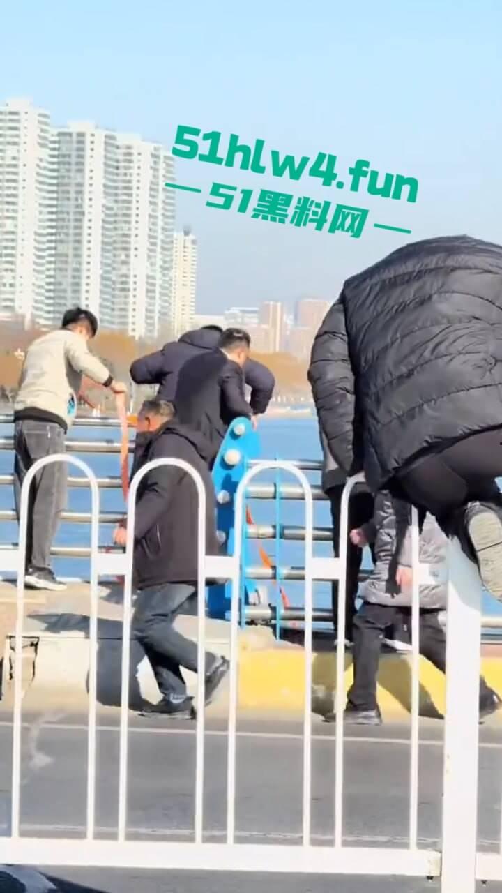 山东临沂跳桥事件,男子因分手想不开跳河自杀被英勇大叔救下,大叔跳下去那一刻真帅。-8