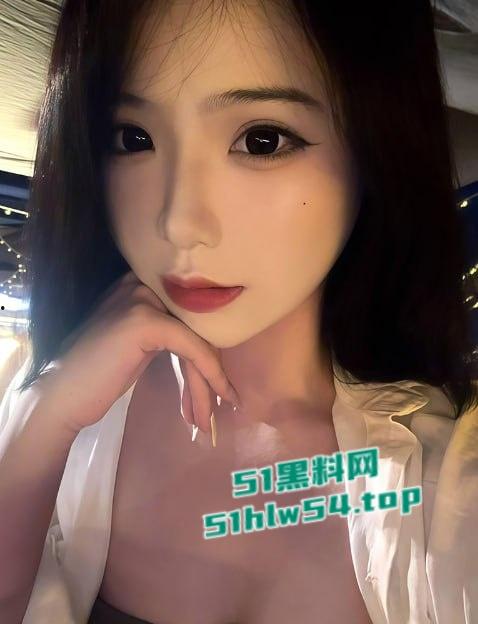 广西巨乳健身网红【黄翘翘】线上卖骚翻车,私拍自慰视频勾引金主约炮,大量性爱视频被报复流出!-5