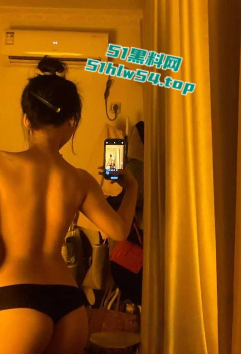 广西巨乳健身网红【黄翘翘】线上卖骚翻车,私拍自慰视频勾引金主约炮,大量性爱视频被报复流出!-11