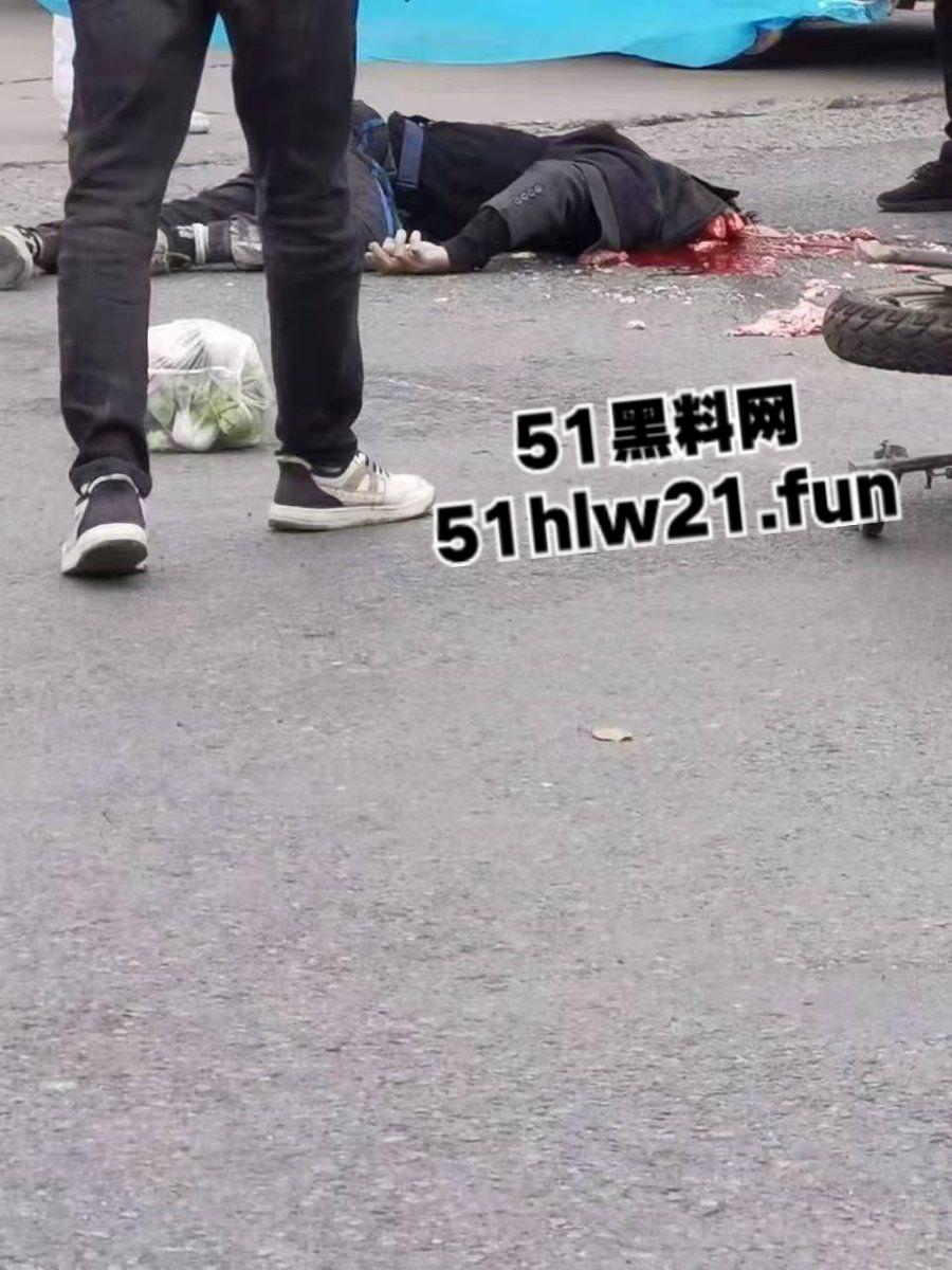 无码血腥慎入!安徽无为久久鸭鸭脖老板与人发生口角,被砍下脑袋当球踢,脑浆流泄一地。-3