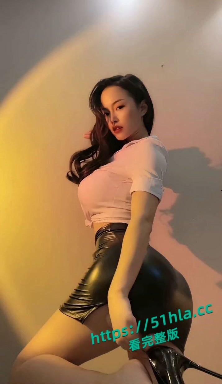 抖音百万粉丝网红【吃糖吐泡泡】抖音上文青女推特上豪放荡女,疑似与大佬私拍视频流出!-4