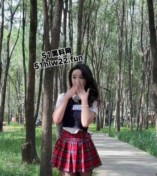 包头轻工技术学院反差妹【王静】深夜化身淫荡骚狗,黑丝翘臀疯狂榨精自慰陪睡各种约炮。-3