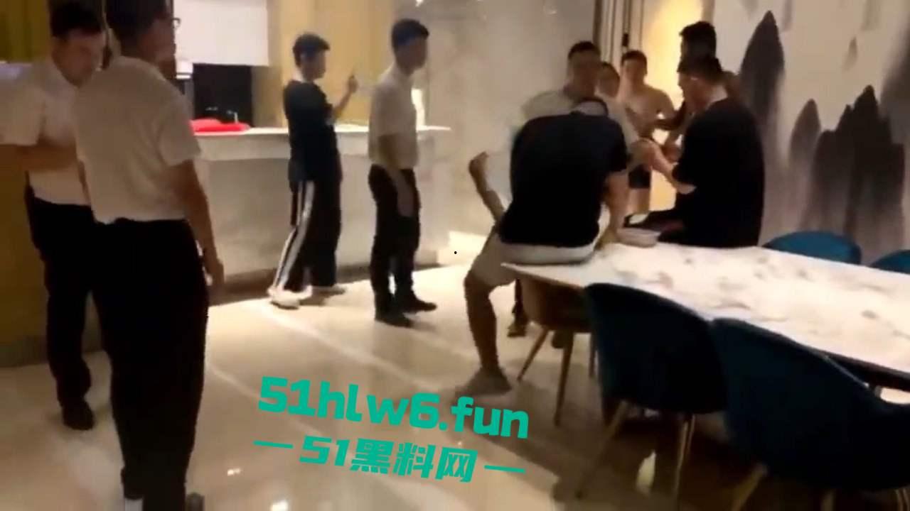 奇葩捉奸现场,骚逼老婆出轨被发现打开房门竟然是两男一女,老公和带来的人直接惊呆在现场。-2