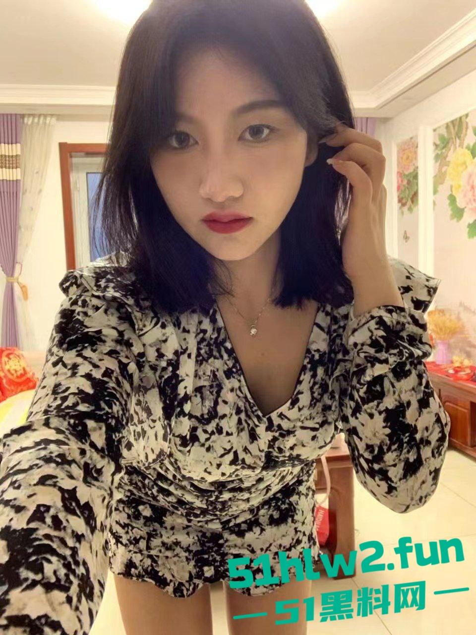 河北衡水顺平中学班主任爆大瓜!C-18班政治老师教书是正经的,下课跪地吃鸡骚得一批真会玩!-3