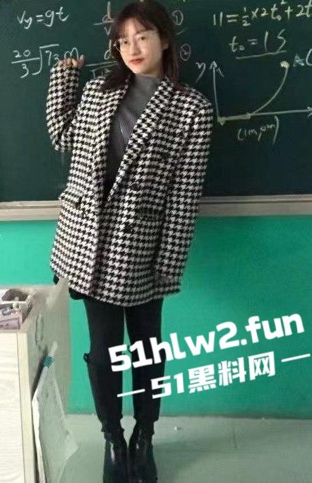 河北衡水顺平中学班主任爆大瓜!C-18班政治老师教书是正经的,下课跪地吃鸡骚得一批真会玩!-5