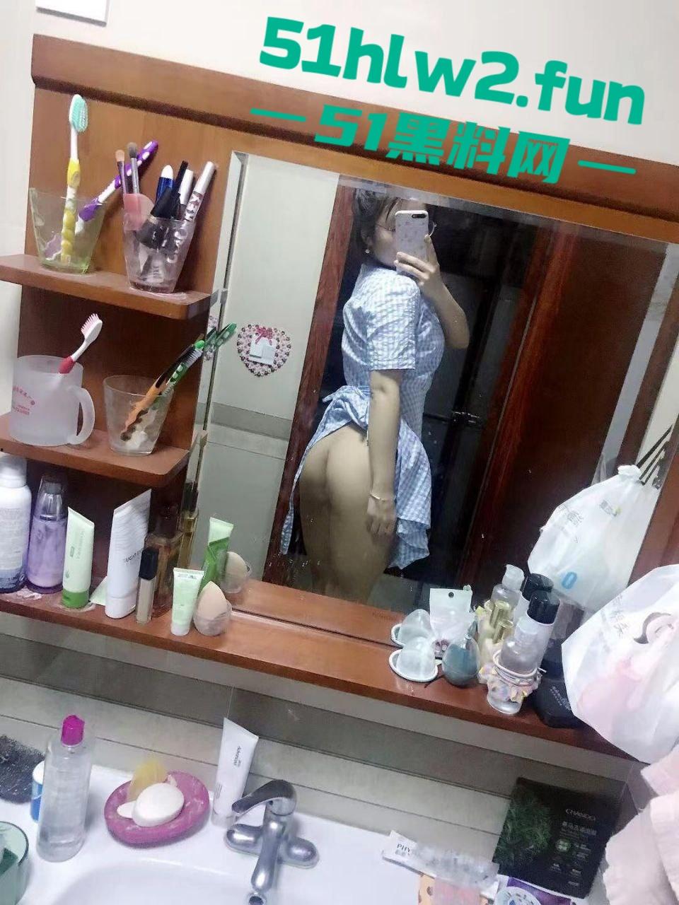 河北衡水顺平中学班主任爆大瓜!C-18班政治老师教书是正经的,下课跪地吃鸡骚得一批真会玩!-6