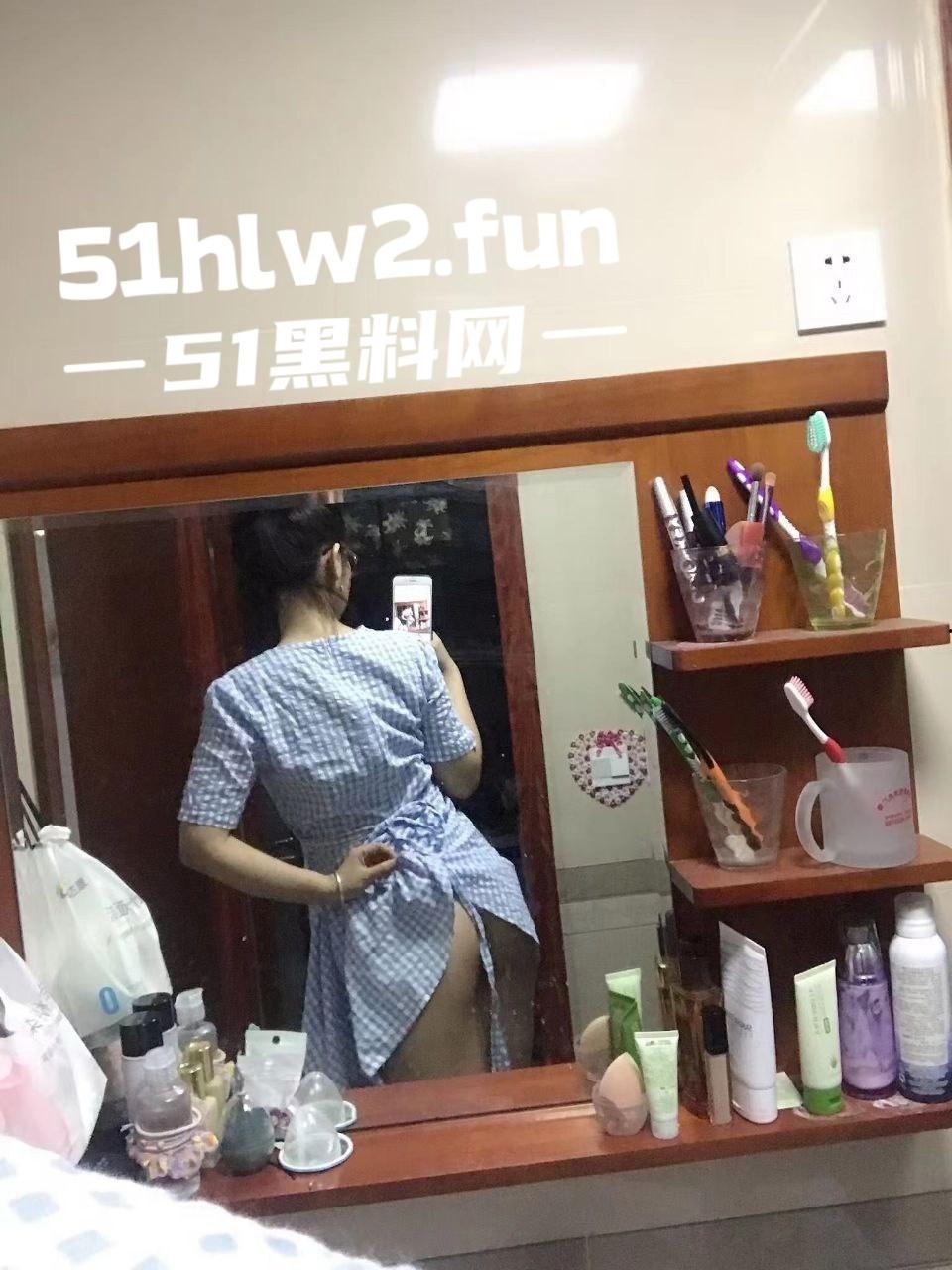 河北衡水顺平中学班主任爆大瓜!C-18班政治老师教书是正经的,下课跪地吃鸡骚得一批真会玩!-9