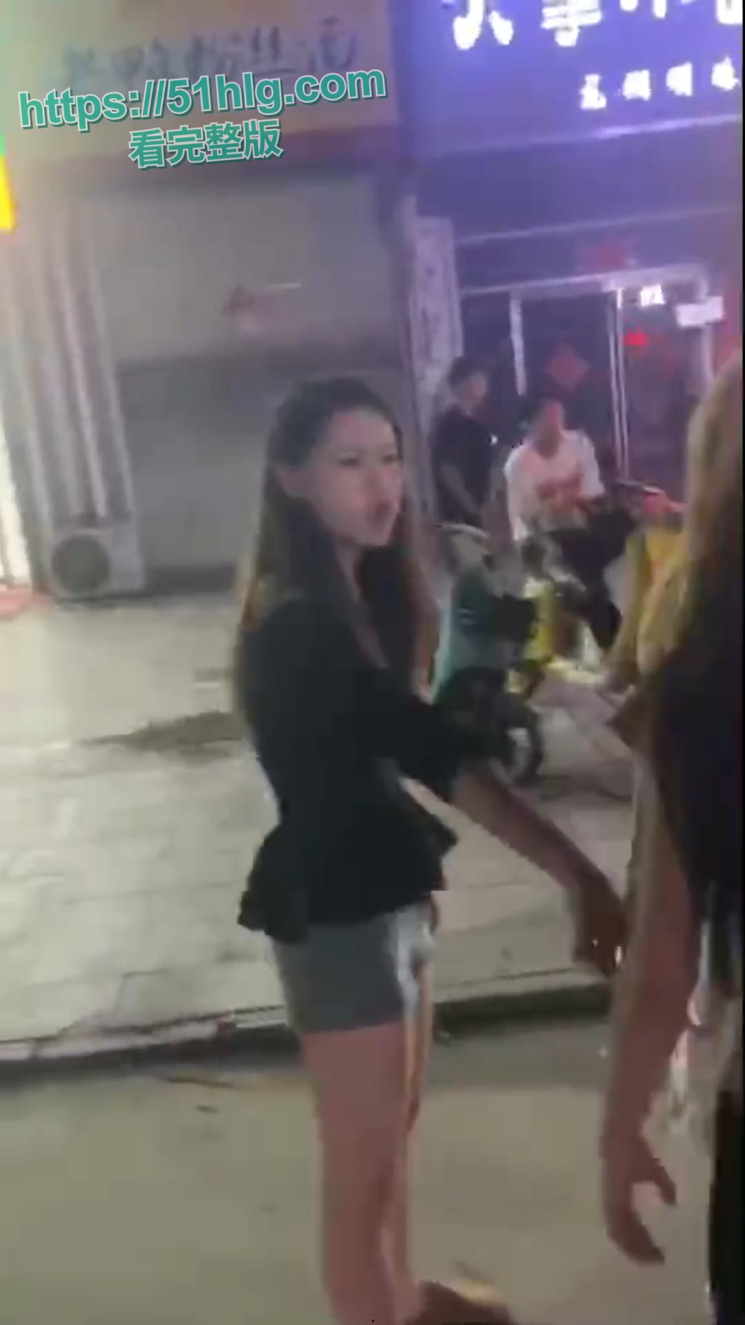 美女也疯狂!00后小仙女被当街霸凌惨不忍睹 一群精神小妹围殴一人 拳拳到肉打的啪啪作响-1