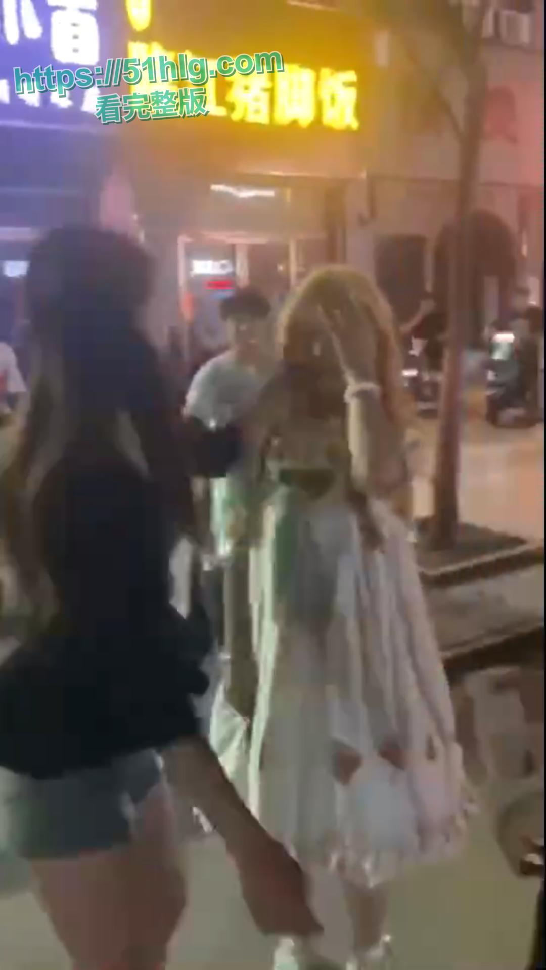 美女也疯狂!00后小仙女被当街霸凌惨不忍睹 一群精神小妹围殴一人 拳拳到肉打的啪啪作响-2