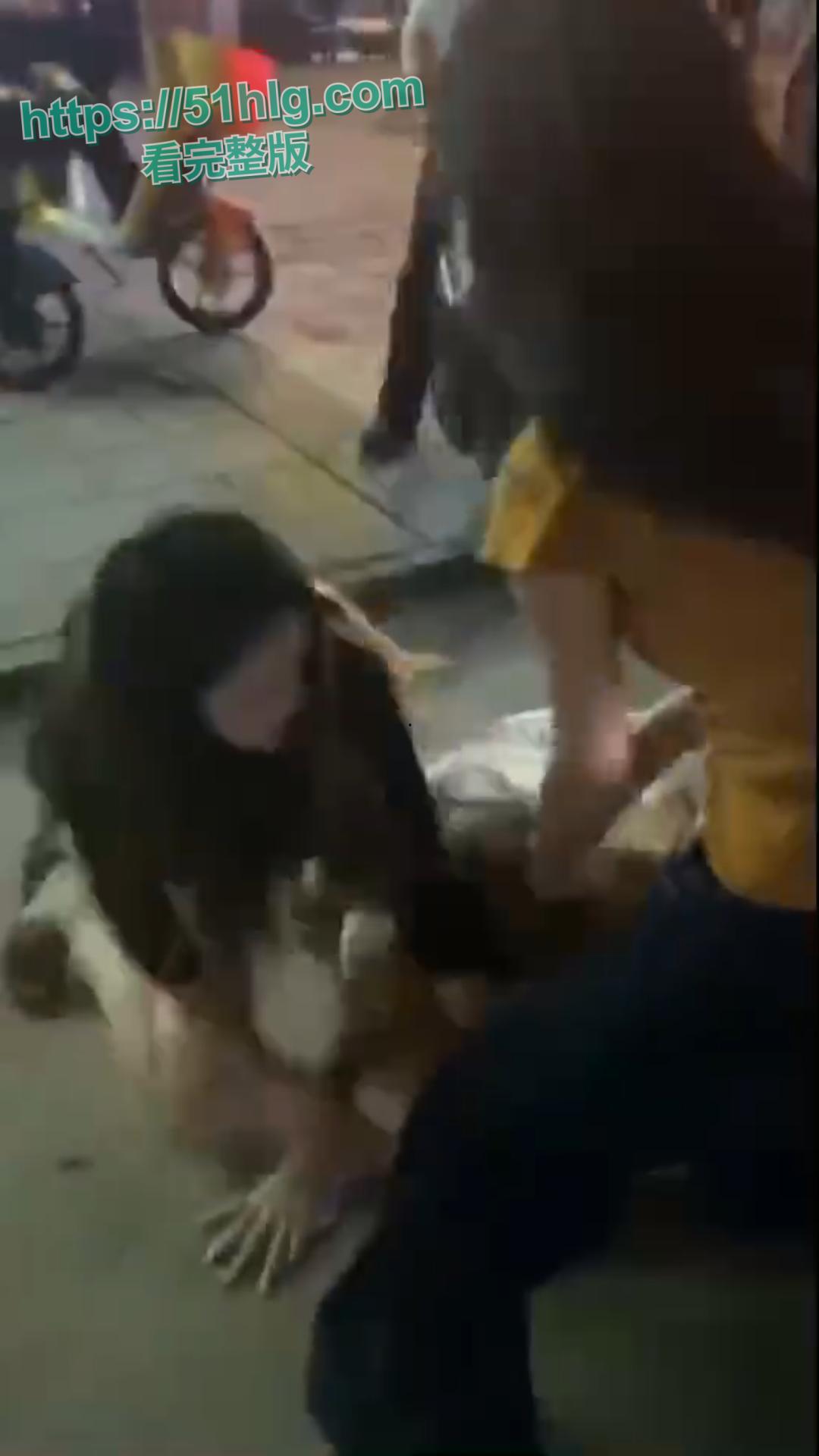 美女也疯狂!00后小仙女被当街霸凌惨不忍睹 一群精神小妹围殴一人 拳拳到肉打的啪啪作响-3