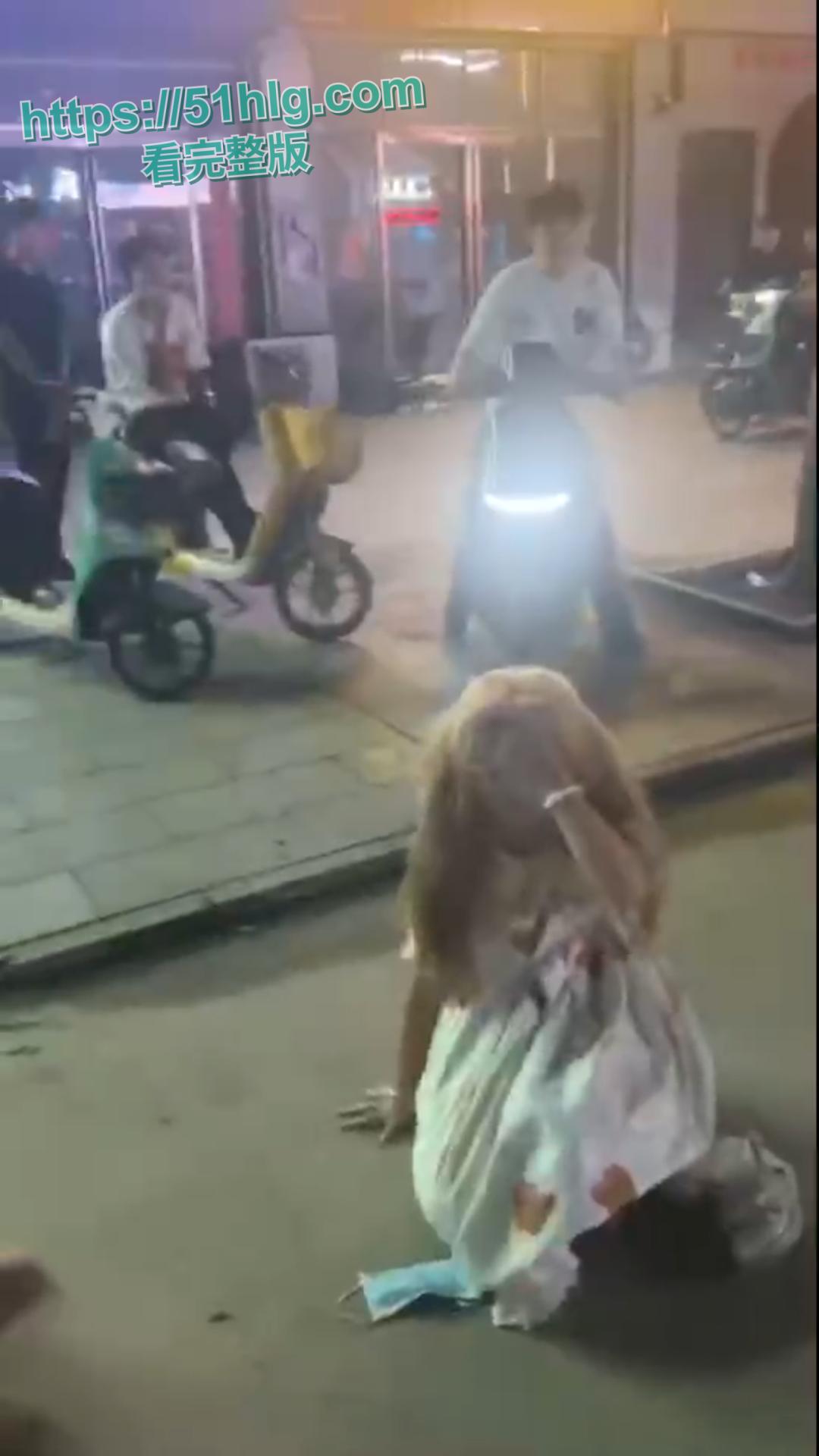 美女也疯狂!00后小仙女被当街霸凌惨不忍睹 一群精神小妹围殴一人 拳拳到肉打的啪啪作响-4