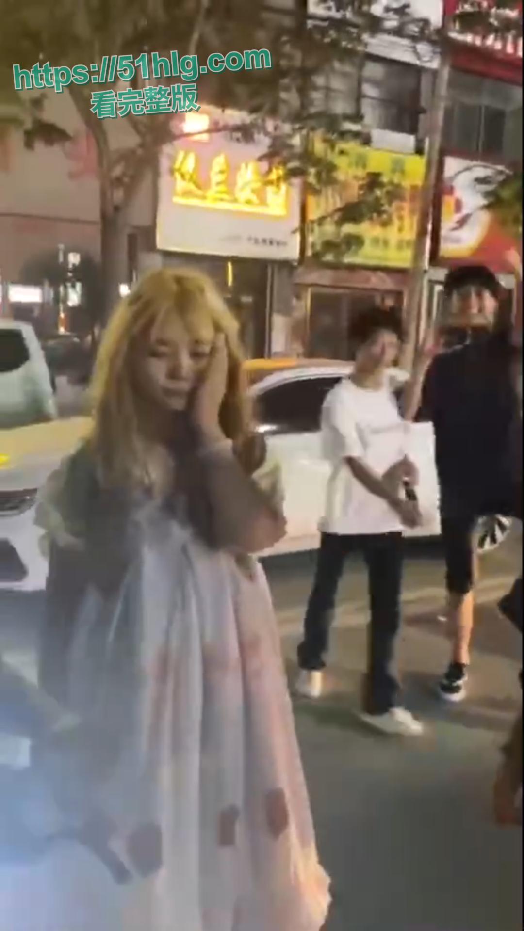 美女也疯狂!00后小仙女被当街霸凌惨不忍睹 一群精神小妹围殴一人 拳拳到肉打的啪啪作响-5