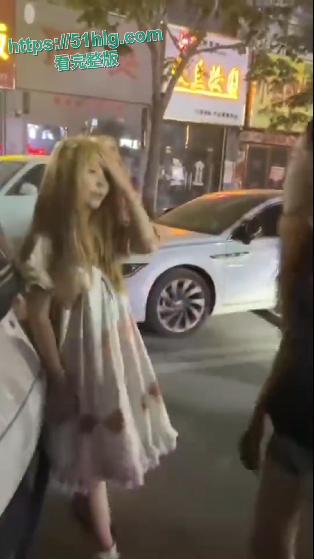 美女也疯狂!00后小仙女被当街霸凌惨不忍睹 一群精神小妹围殴一人 拳拳到肉打的啪啪作响-6