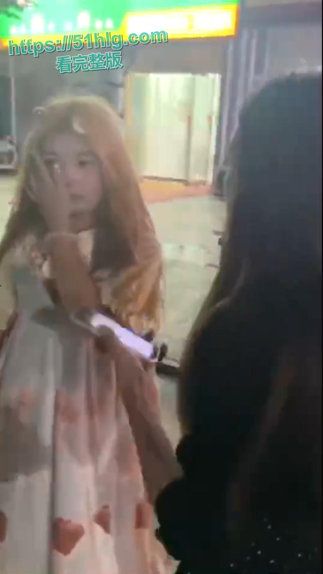 美女也疯狂!00后小仙女被当街霸凌惨不忍睹 一群精神小妹围殴一人 拳拳到肉打的啪啪作响-7