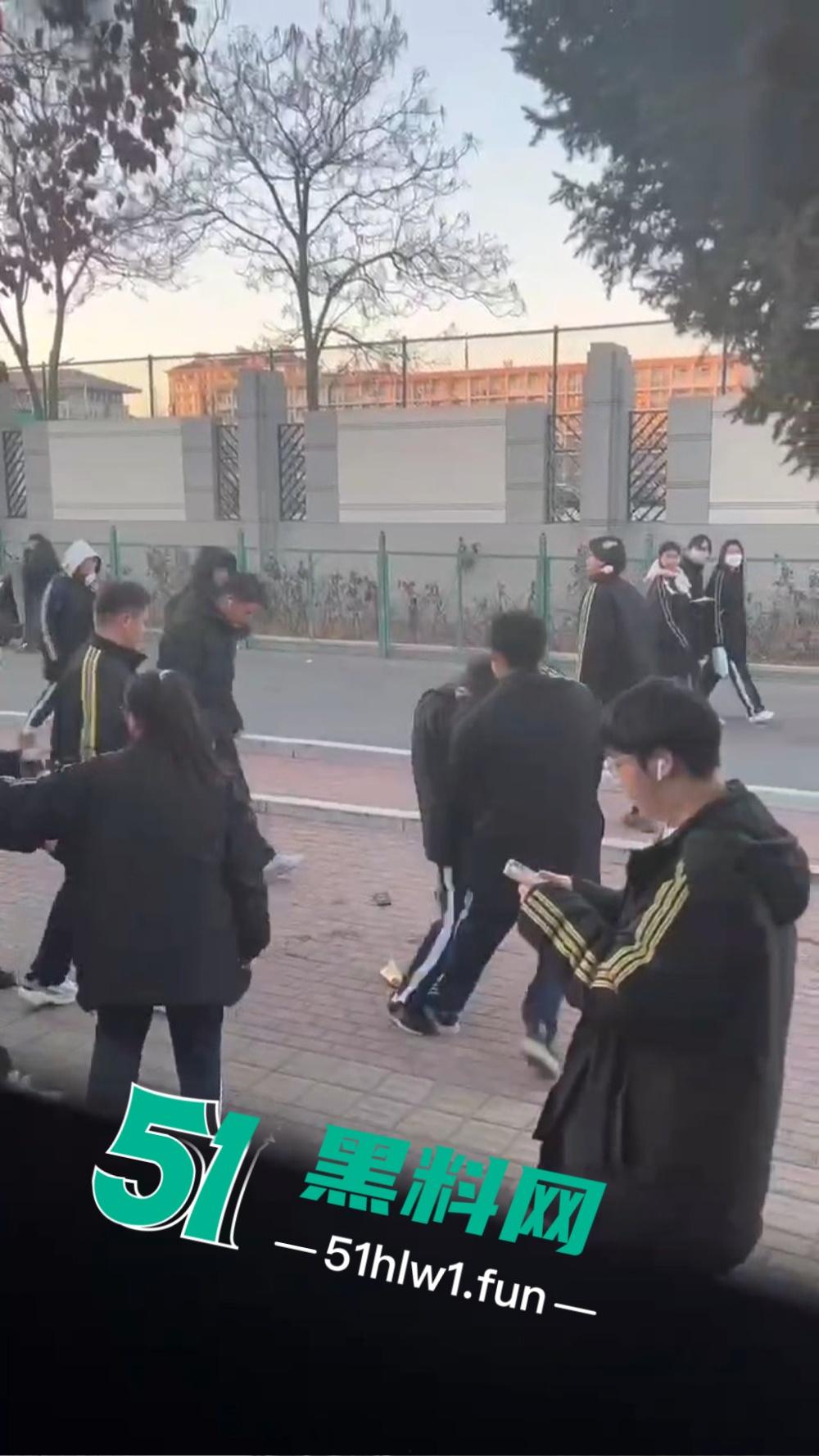 河北虎逼熊孩子打架出事，干破人头后脑勺摔出血，放学变血案现场，这事家长不赔都难！-2