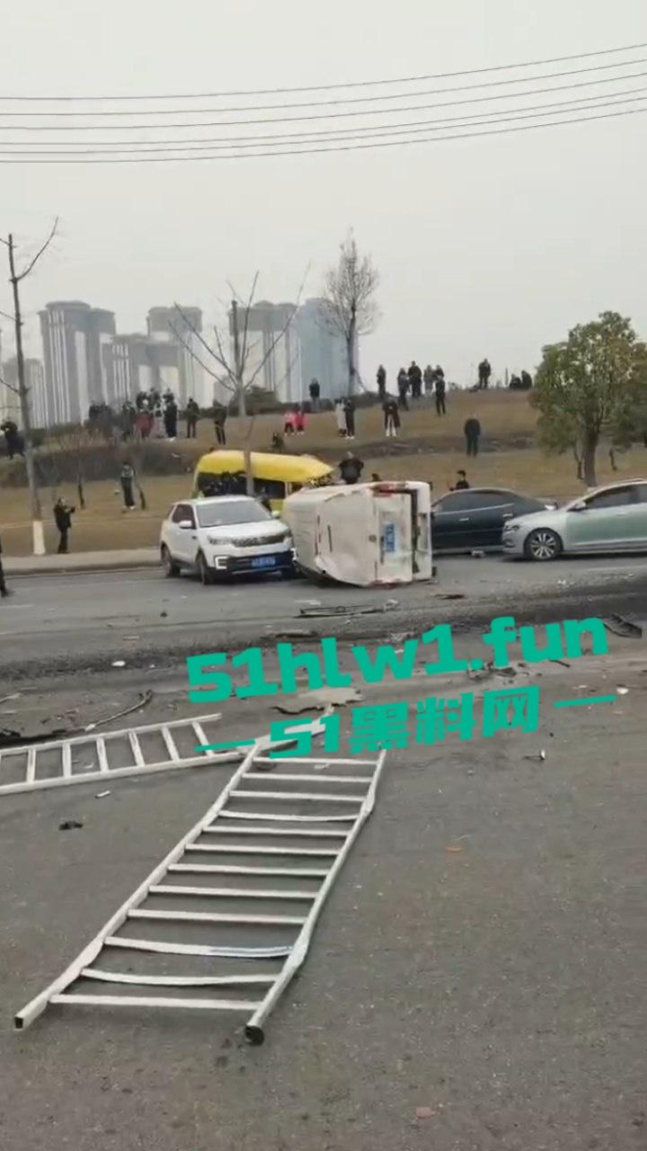 四川巴中恩阳区,发生12车相撞事故,造成5死一伤,现场画面流出,多家医院发声,细节信息量大。-3