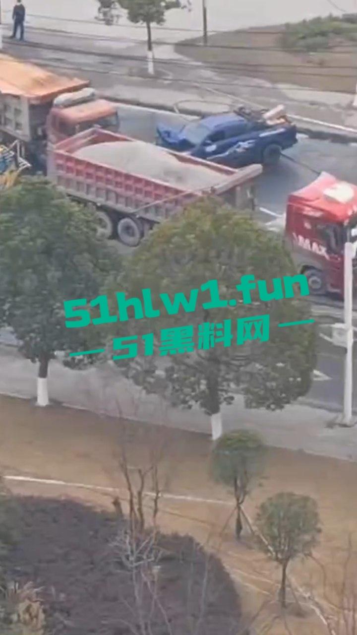 四川巴中恩阳区,发生12车相撞事故,造成5死一伤,现场画面流出,多家医院发声,细节信息量大。-6