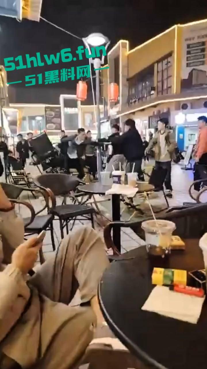 浙江义乌尚尚电竞酒店旁奶茶店门外发生乱斗,一男子见色起义撩骚美女被其男友发现带朋友群殴暴揍。-1