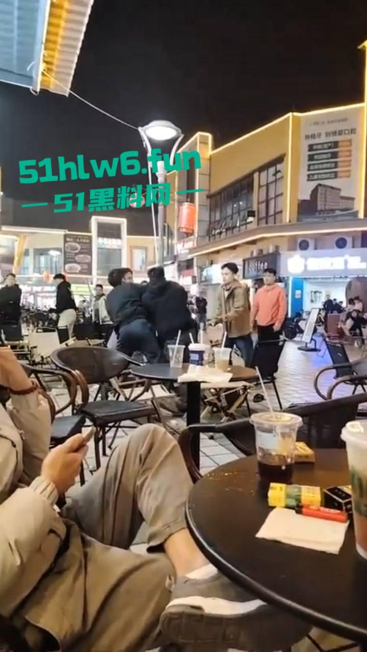 浙江义乌尚尚电竞酒店旁奶茶店门外发生乱斗,一男子见色起义撩骚美女被其男友发现带朋友群殴暴揍。-4