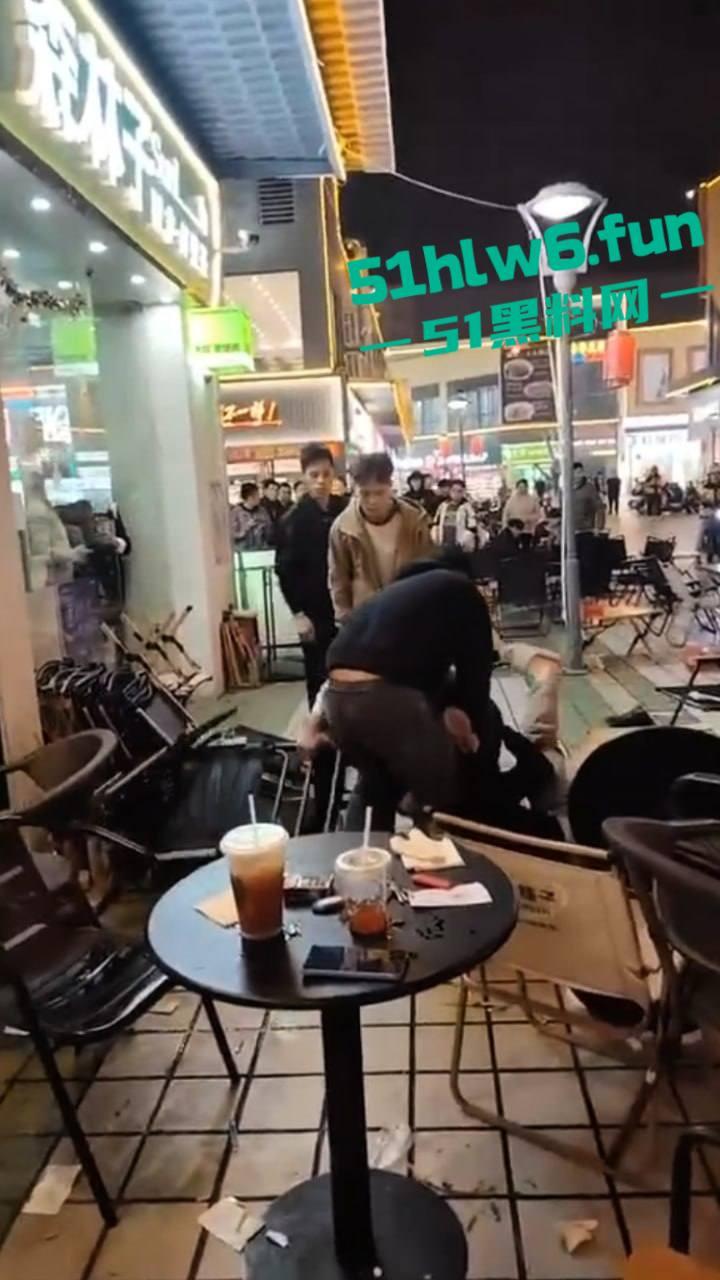 浙江义乌尚尚电竞酒店旁奶茶店门外发生乱斗,一男子见色起义撩骚美女被其男友发现带朋友群殴暴揍。-5