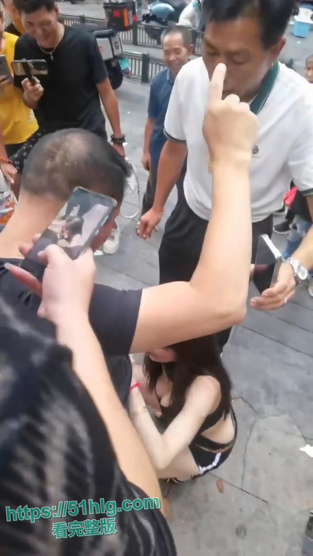 【广州】街头火辣诱惑,性感女郎勾魂挑逗,大跳艳舞勾起男人欲望,围观群众疯狂喧哗-5