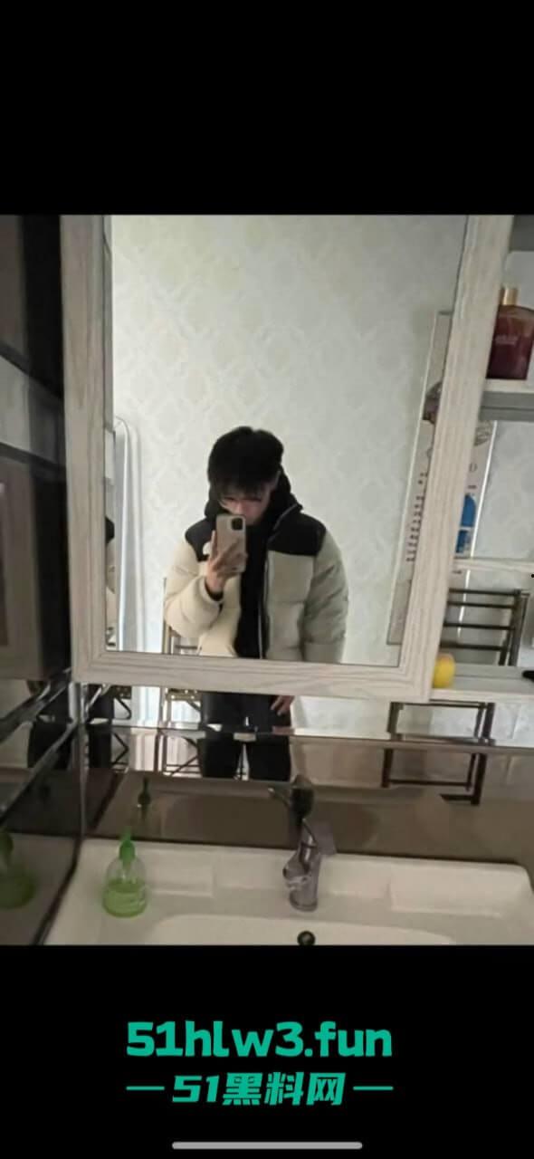 辽油三高学生【王庸昊】与女同学在酒吧现场doi被拍,桌底吃鸡上位骑乘刺激爆棚。-9