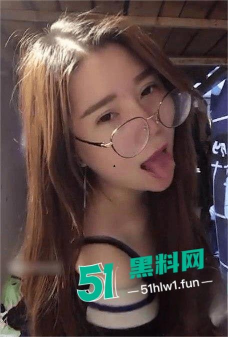 武汉服装学院大三骚货学生【刘宝妍】在宿舍内大胆下海黄播自慰,全程卖骚挑逗想勾引金主。-3