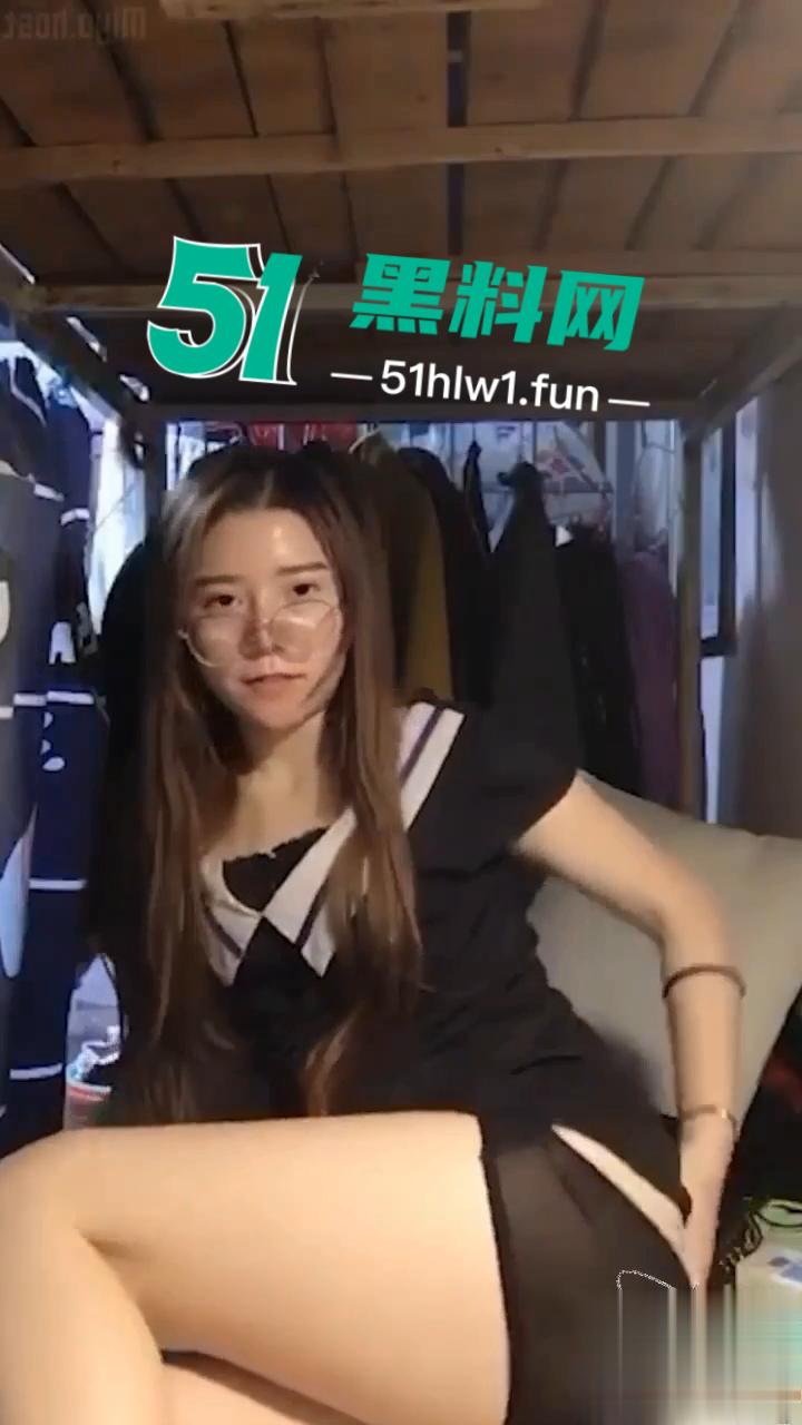 武汉服装学院大三骚货学生【刘宝妍】在宿舍内大胆下海黄播自慰,全程卖骚挑逗想勾引金主。-4