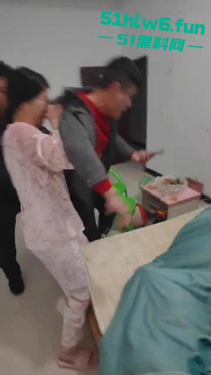 抓奸现场，妻子在外地打工出轨他人，丈夫携兄弟们上门捉奸，情夫竟然藏在床底下?-1