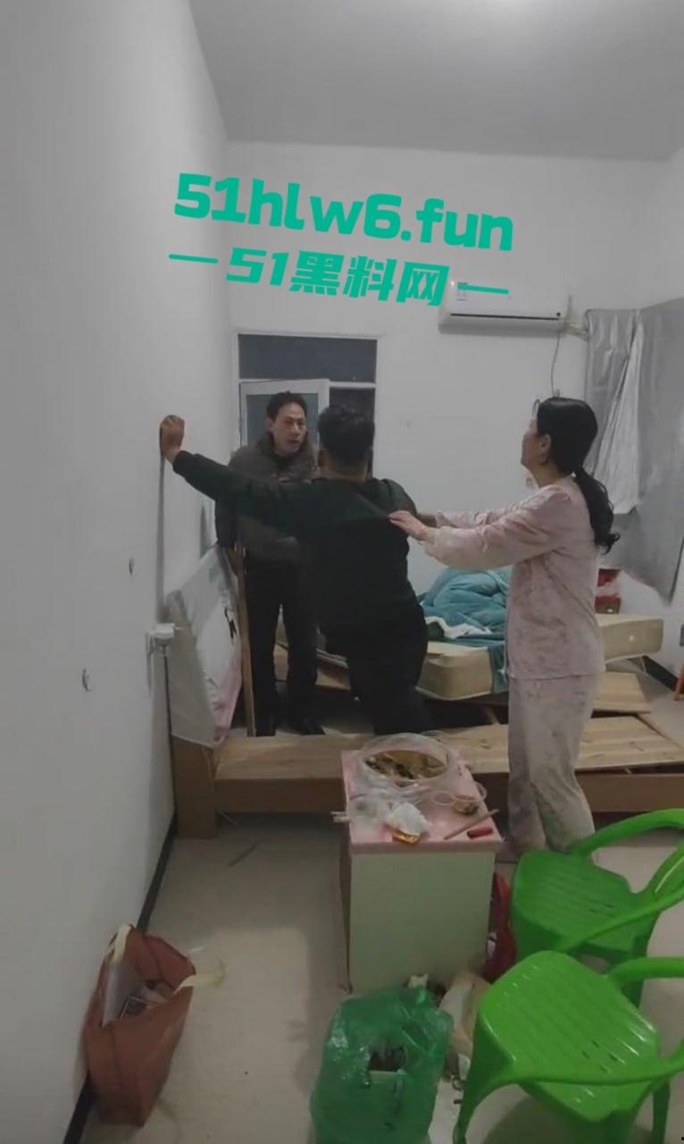 抓奸现场，妻子在外地打工出轨他人，丈夫携兄弟们上门捉奸，情夫竟然藏在床底下?-7