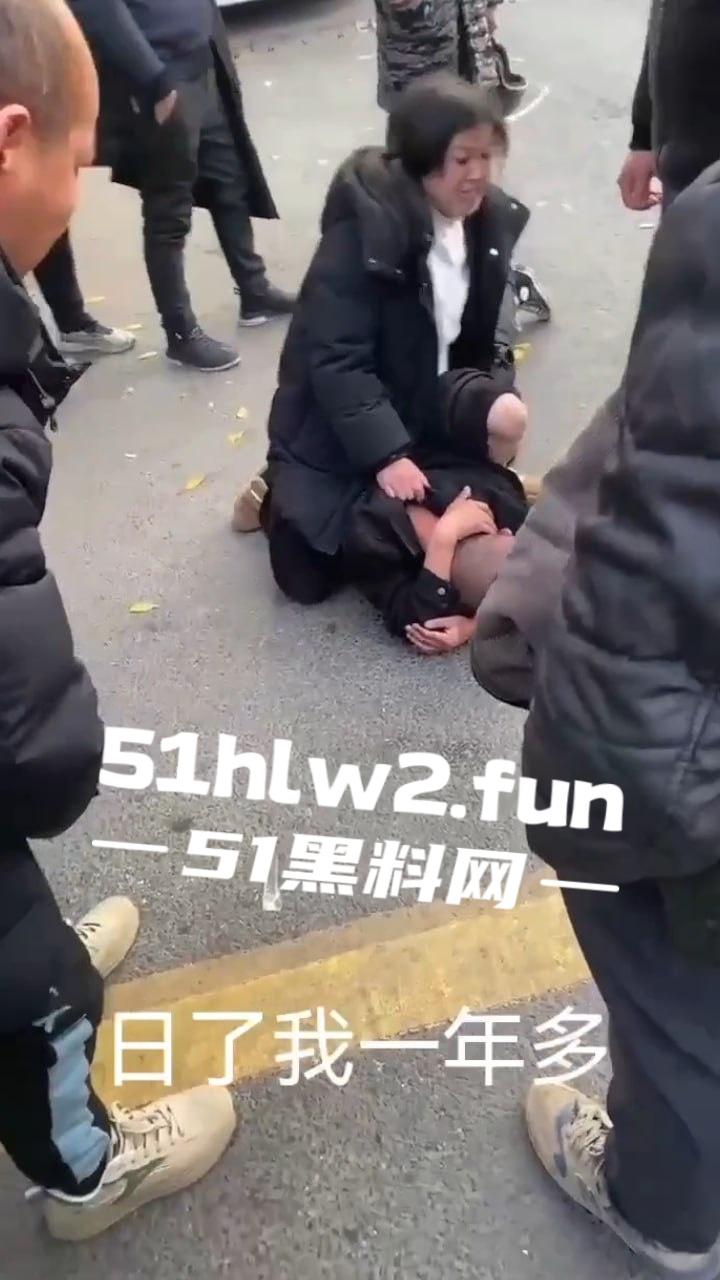 大哥以处对象名义,白操女人一年多 一分钱不花,连件衣服都不买还想分手被女子追到工地一顿暴打。-5