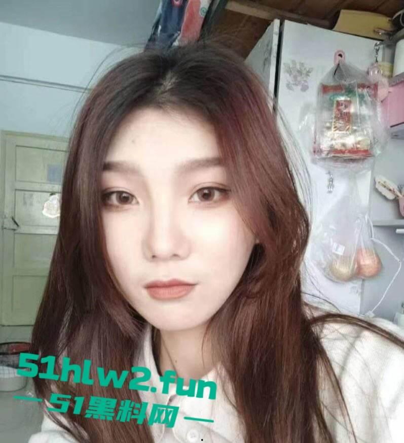 广东潮州研究生学姐【苗蒽熙】团建旅游变淫乱现场,看到大屌就爱不释手,深喉舔得口水横流,被后入操得表情销魂!-5