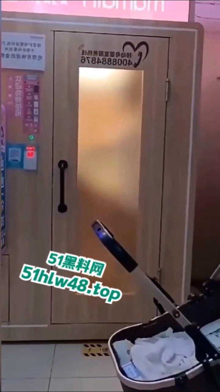 成都金牛区妇幼保健院的不雅事件,透明玻璃暴露两个淫荡男女在母婴室里操逼的行径,引发网友们热议!-3