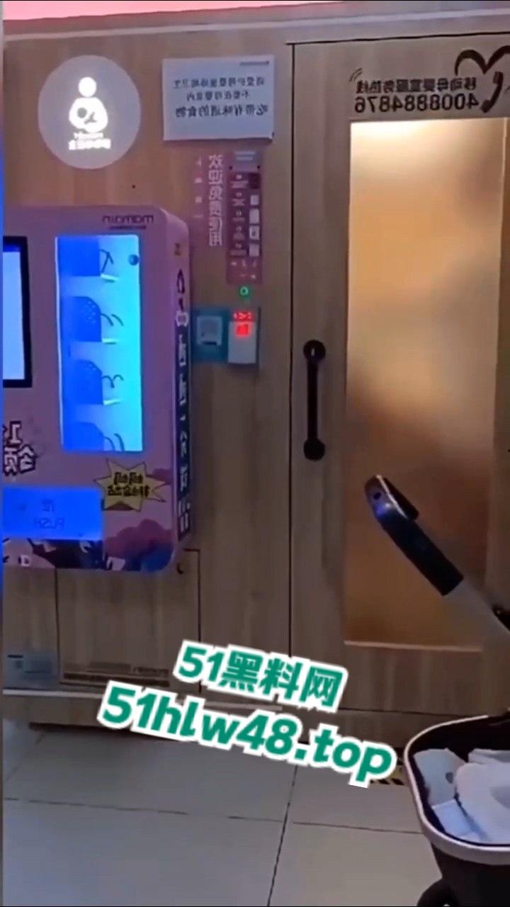 成都金牛区妇幼保健院的不雅事件,透明玻璃暴露两个淫荡男女在母婴室里操逼的行径,引发网友们热议!-4