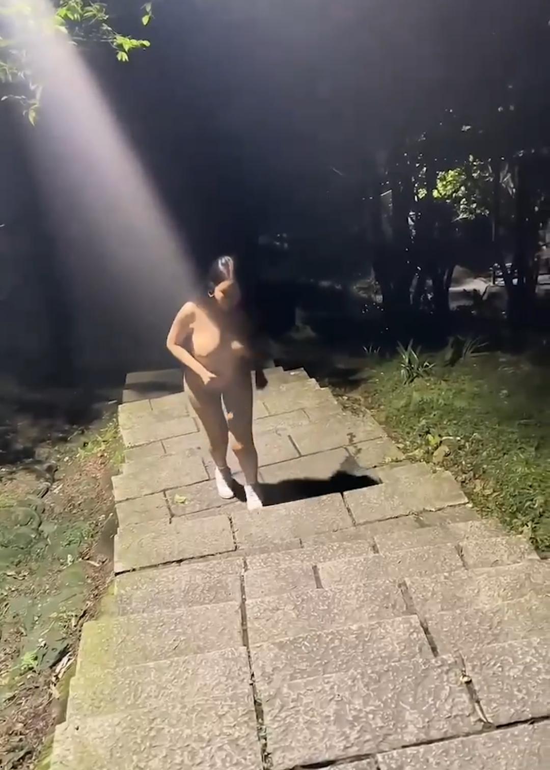 郑州高颜值大奶人妻刘晓丹被老公调教成母狗 深夜去公园全裸露出,爬行,自慰,操穴,口爆 过程刺激 撸管精品-9