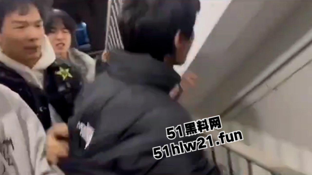 武汉国潮男孩手太欠,当街摸妹子屁股耍流氓被高街小子正义出手一顿暴揍!-2