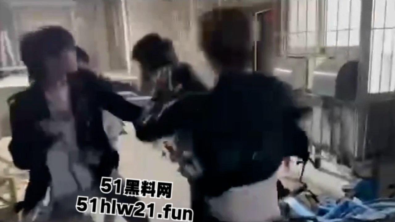 武汉国潮男孩手太欠,当街摸妹子屁股耍流氓被高街小子正义出手一顿暴揍!-3