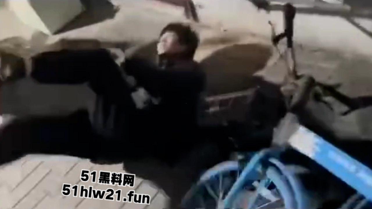 武汉国潮男孩手太欠,当街摸妹子屁股耍流氓被高街小子正义出手一顿暴揍!-5