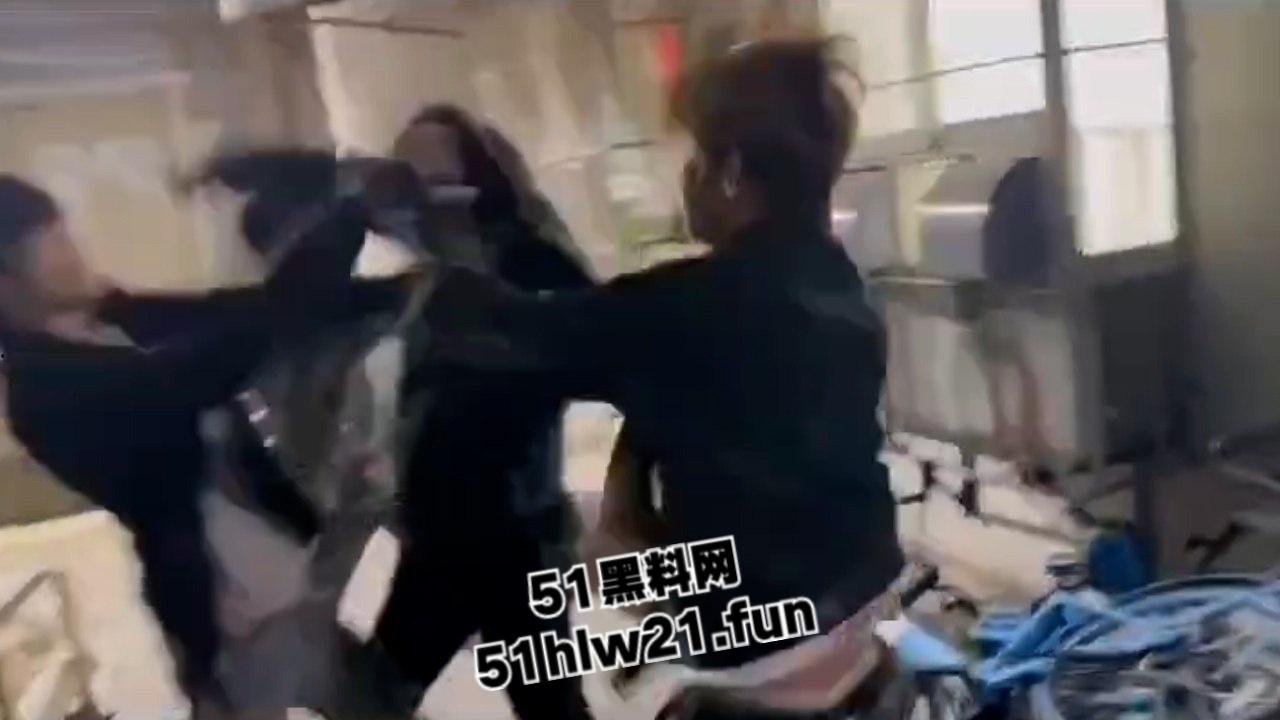 武汉国潮男孩手太欠,当街摸妹子屁股耍流氓被高街小子正义出手一顿暴揍!-6