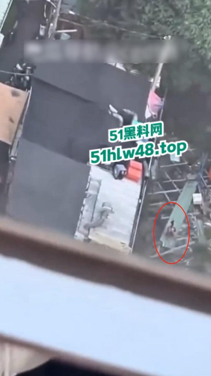 湾湾长腿大妈露天自慰被偷拍，大妈身材年轻时也绝对是大美女，想不到老了竟然这么饥渴。-1