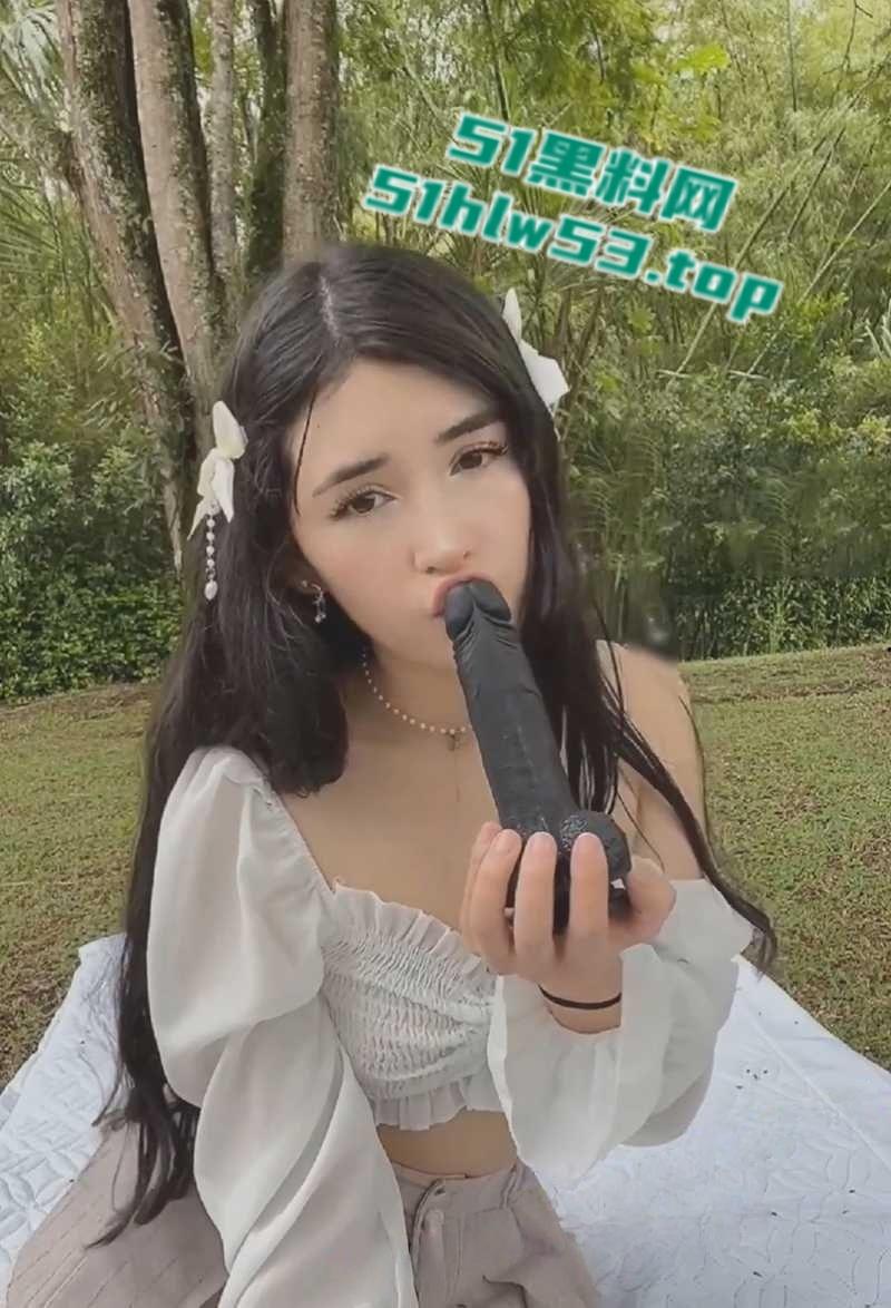 TikTok中美混血网红【Catsara】下海黄片流出,绝美尤物车震抠逼自慰,户外露出骑乘假屌!-1