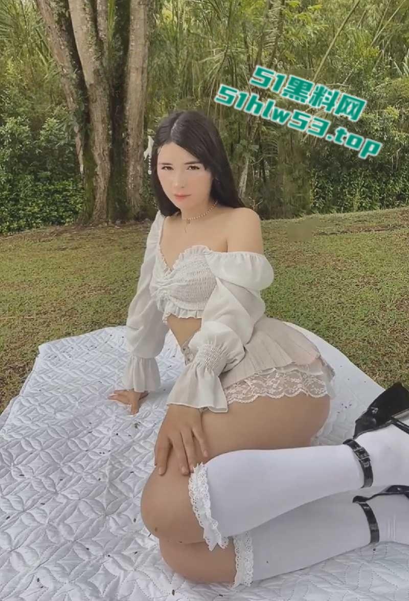 TikTok中美混血网红【Catsara】下海黄片流出,绝美尤物车震抠逼自慰,户外露出骑乘假屌!-3