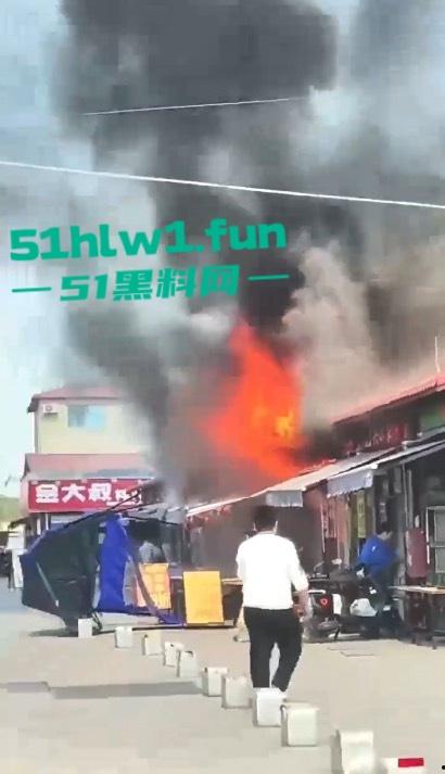 广西钦州北部湾大学城一糖水铺 因小孩放鞭炮引发火灾 现场浓烟滚滚真是造孽!-2