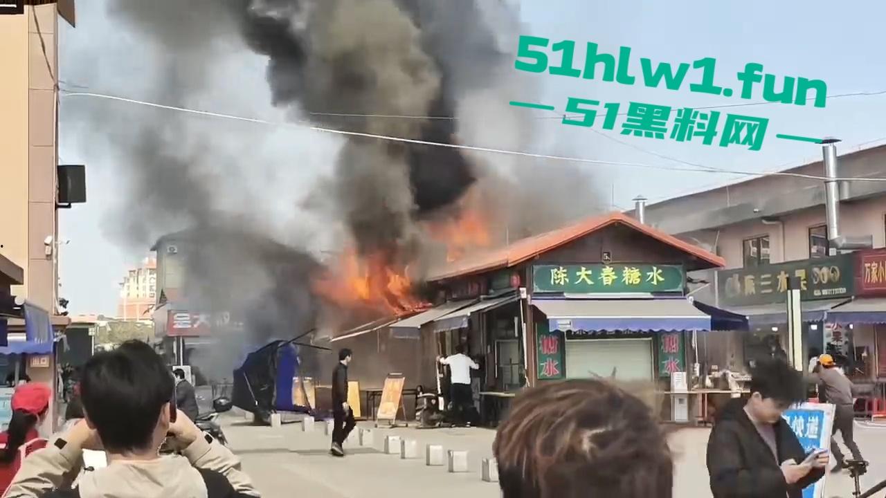 广西钦州北部湾大学城一糖水铺 因小孩放鞭炮引发火灾 现场浓烟滚滚真是造孽!-5