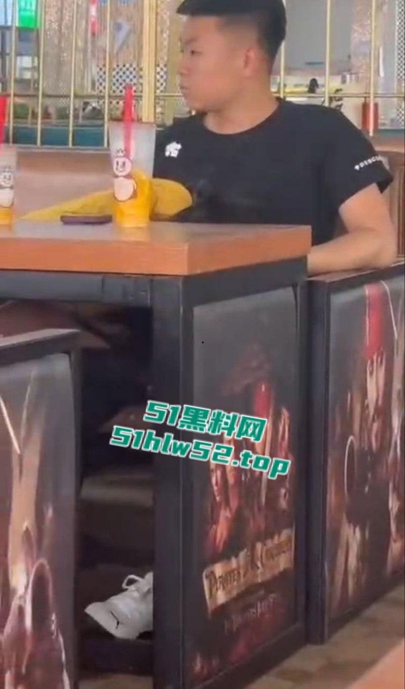 青岛技师学院学生食堂激情口交,狗男女视频惨遭微信群疯传,瓜友们都惊呆了这么刺激的吗?-4