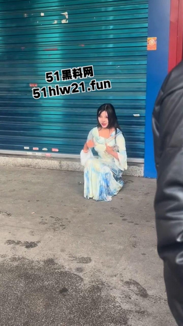 长沙解放西成网红擦边女云集地,蓝裙美女当街撩客E杯大奶随便摸,真实太开放了。-4